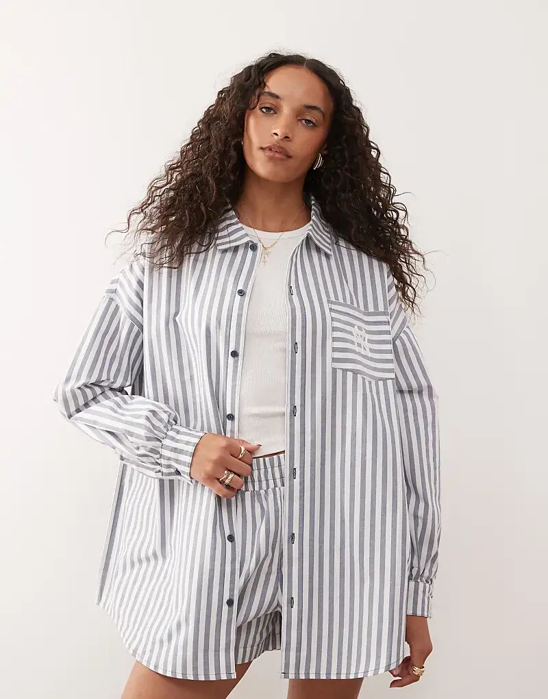 Футболка свободного кроя с длинными рукавами New Era NY Yankees в сине-белой полоске
Футболка свободного кроя с длинными рукавами New Era NY Yankees в сине-белой полоске