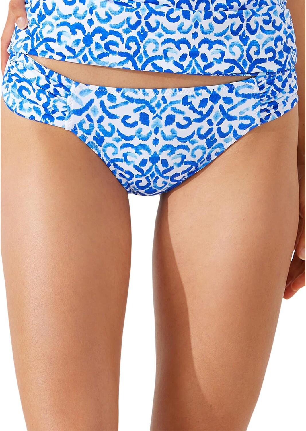 Купальник Tommy Bahama Scrolls Reversible Shirred Hipster, цвет Beaming Blue Reversible 
Купальник Tommy Bahama Scrolls Reversible Shirred Hipster, цвет Beaming Blue Reversible