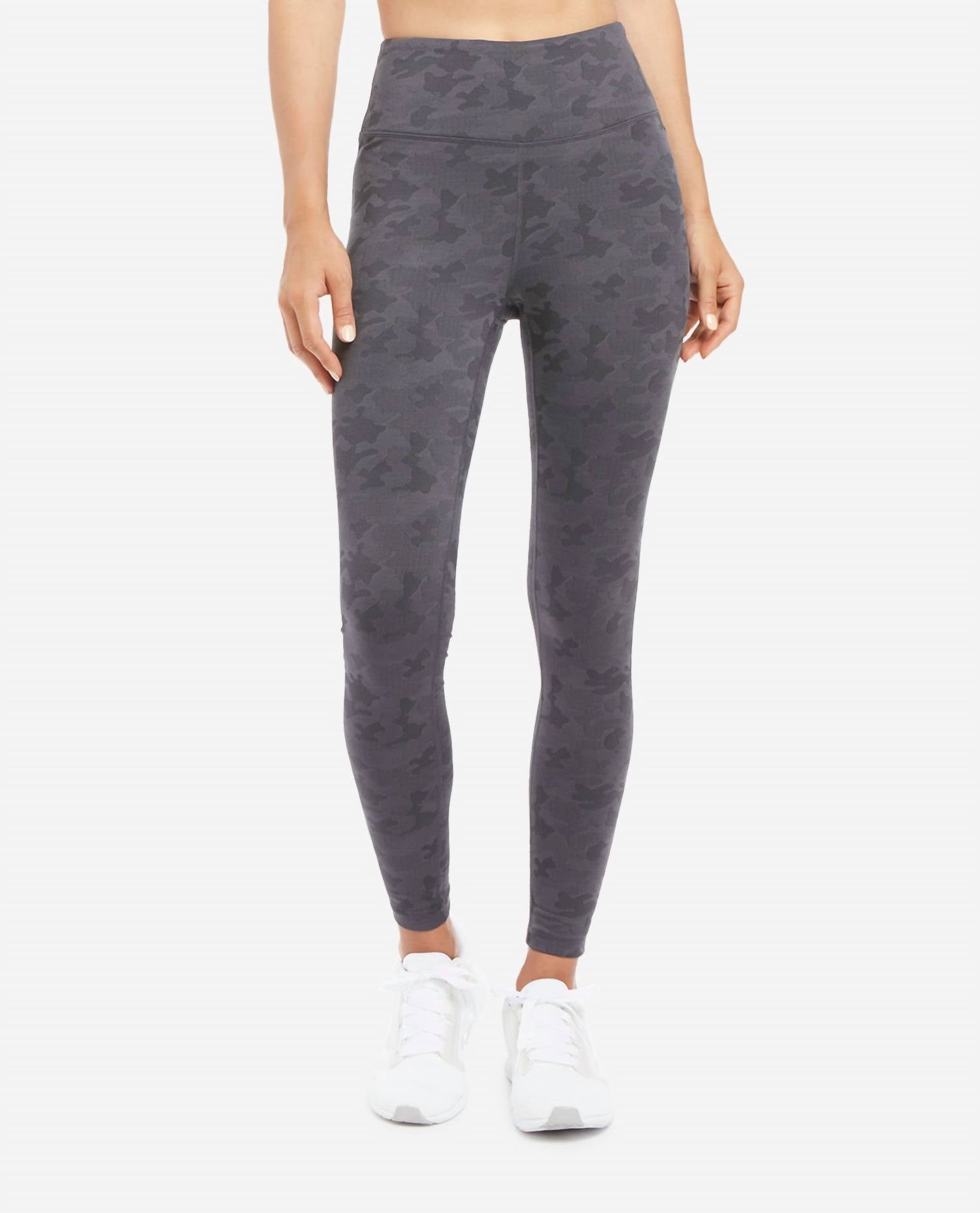 Леггинсы из жаккардового камуфляжа цвета «черная соль» Danskin
Леггинсы из жаккардового камуфляжа цвета «черная соль» Danskin