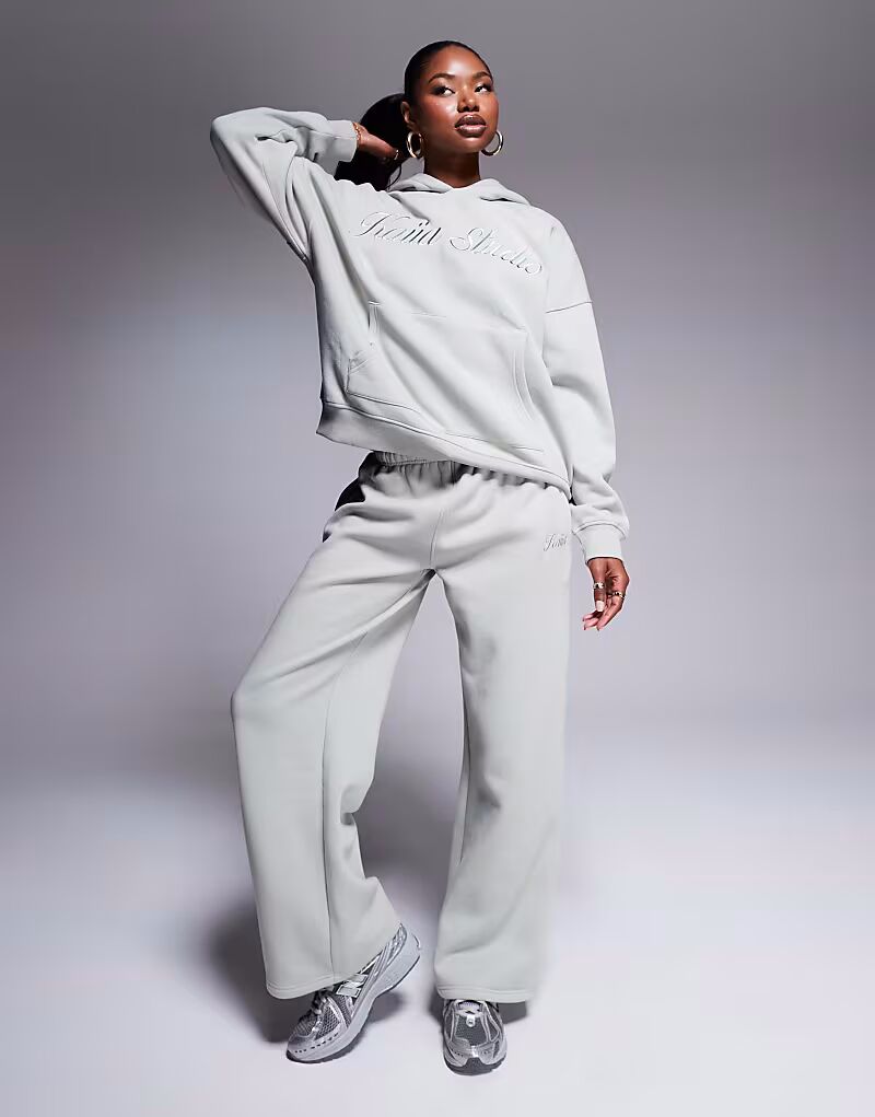 Широкие джоггеры цвета маття Kaiia Studio
Широкие джоггеры цвета маття Kaiia Studio