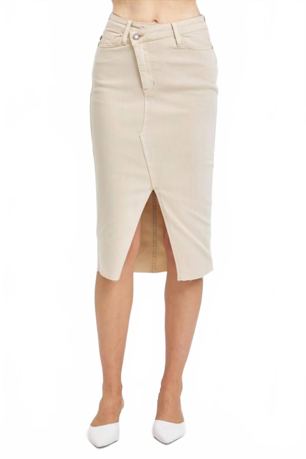 Джинсовая юбка с высокой талией и разрезом спереди в бежевом цвете Judy Blue
Джинсовая юбка с высокой талией и разрезом спереди в бежевом цвете Judy Blue