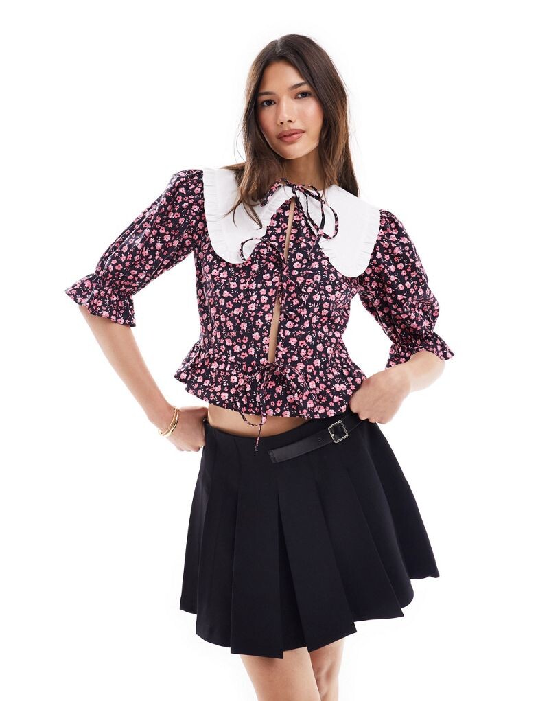 Miss Selfridge – маленькая блузка из поплина с рисунком, завязкой спереди и воротником
Miss Selfridge – маленькая блузка из поплина с рисунком, завязкой спереди и воротником