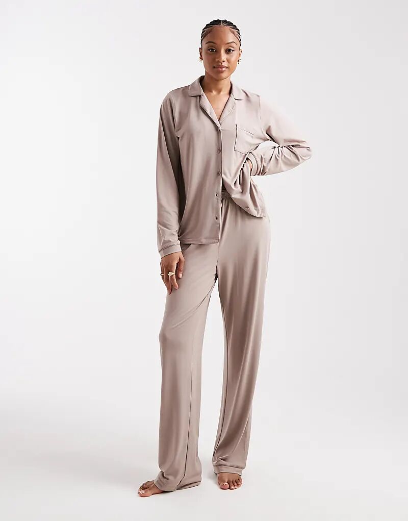 Комплект Loungeable Tall из супермягкого трикотажного топа Revere и пижамы с широкими штанинами и окантовкой из норки
Комплект Loungeable Tall из супермягкого трикотажного топа Revere и пижамы с широкими штанинами и окантовкой из норки