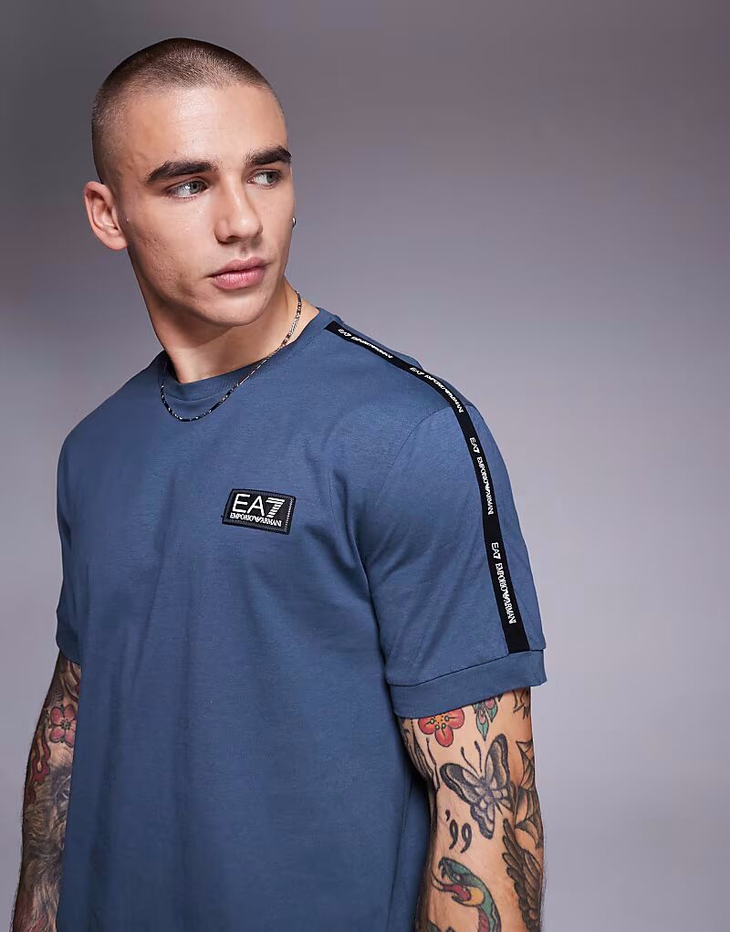 Футболка Armani EA7 с логотипом на ленте темно-серого цвета
Футболка Armani EA7 с логотипом на ленте темно-серого цвета