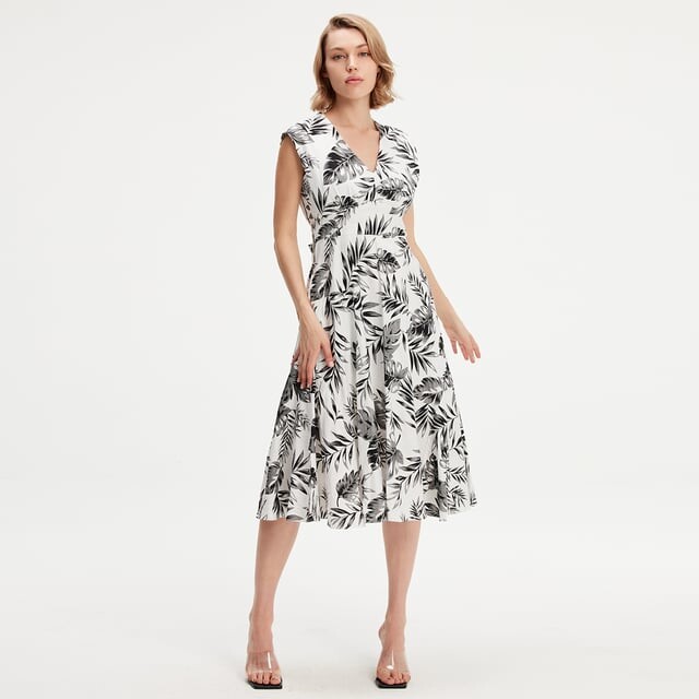 Платье миди без рукавов с тропическим узором Smart And Joy, черный
Платье миди без рукавов с тропическим узором Smart And Joy, черный