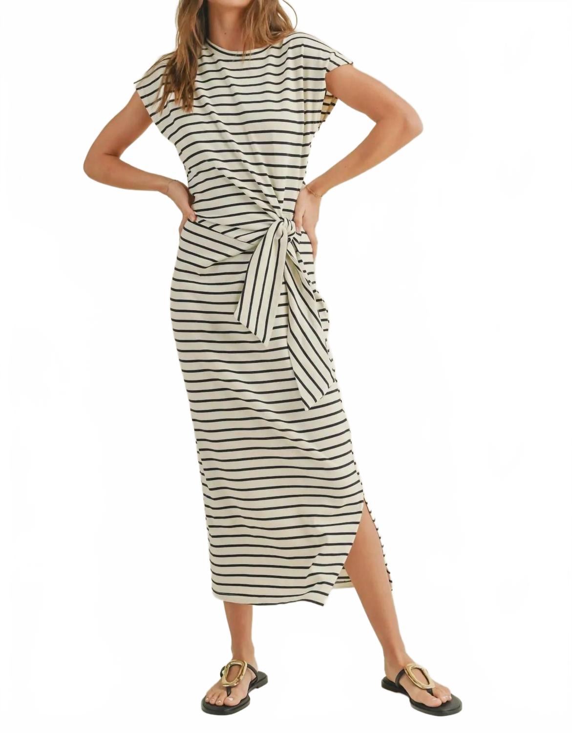 Полосатое платье миди Muse в синем и белом MIOU MUSE
Полосатое платье миди Muse в синем и белом MIOU MUSE