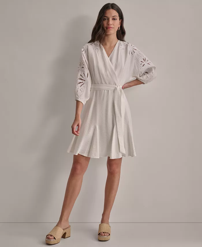 Женское платье с V-образным вырезом, поясом и вышитой отделкой DKNY, белый
Женское платье с V-образным вырезом, поясом и вышитой отделкой DKNY, белый