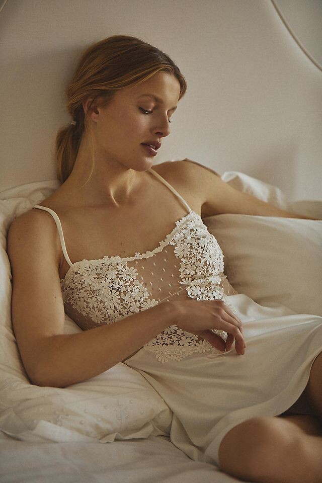 Сорочка Showstopper с полупрозрачным верхом, бежевый
Сорочка Showstopper с полупрозрачным верхом, бежевый