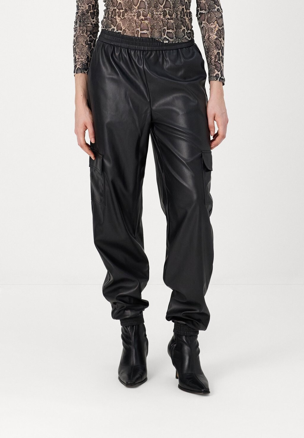 Брюки-карго ONLFADUMA TANA CARGO ONLY, черный
Брюки-карго ONLFADUMA TANA CARGO ONLY, черный