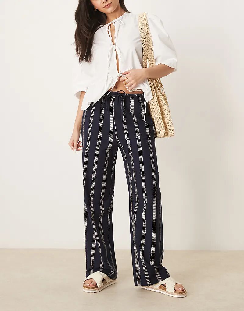 Широкие льняные брюки VILA с завязкой на талии в темно-синюю полоску
Широкие льняные брюки VILA с завязкой на талии в темно-синюю полоску