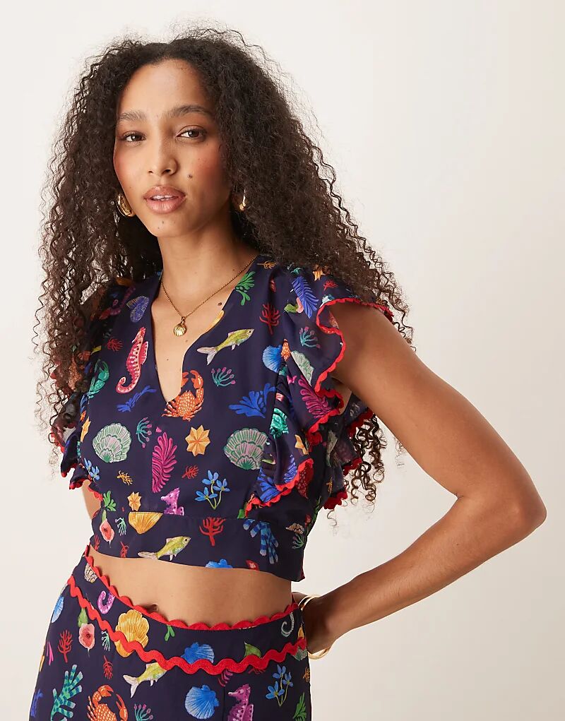 Укороченный топ Hope & Ivy с воланами на рукавах и завязками на спине, с принтом ракушек в тёмно-синем цвете — часть комплекта
Укороченный топ Hope & Ivy с воланами на рукавах и завязками на спине, с принтом ракушек в тёмно-синем цвете — часть комплекта