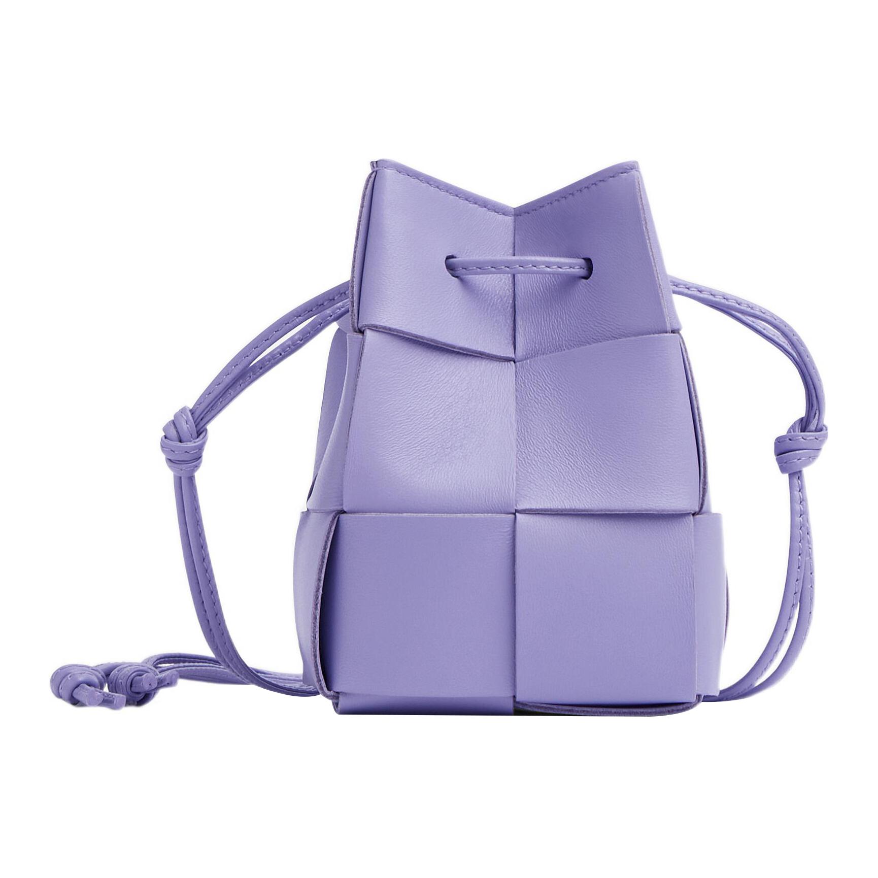 Bottega Veneta Сумка-ведро из овчины мини женская сиренево-фиолетовая наплечная через плечо
Bottega Veneta Сумка-ведро из овчины мини женская сиренево-фиолетовая наплечная через плечо