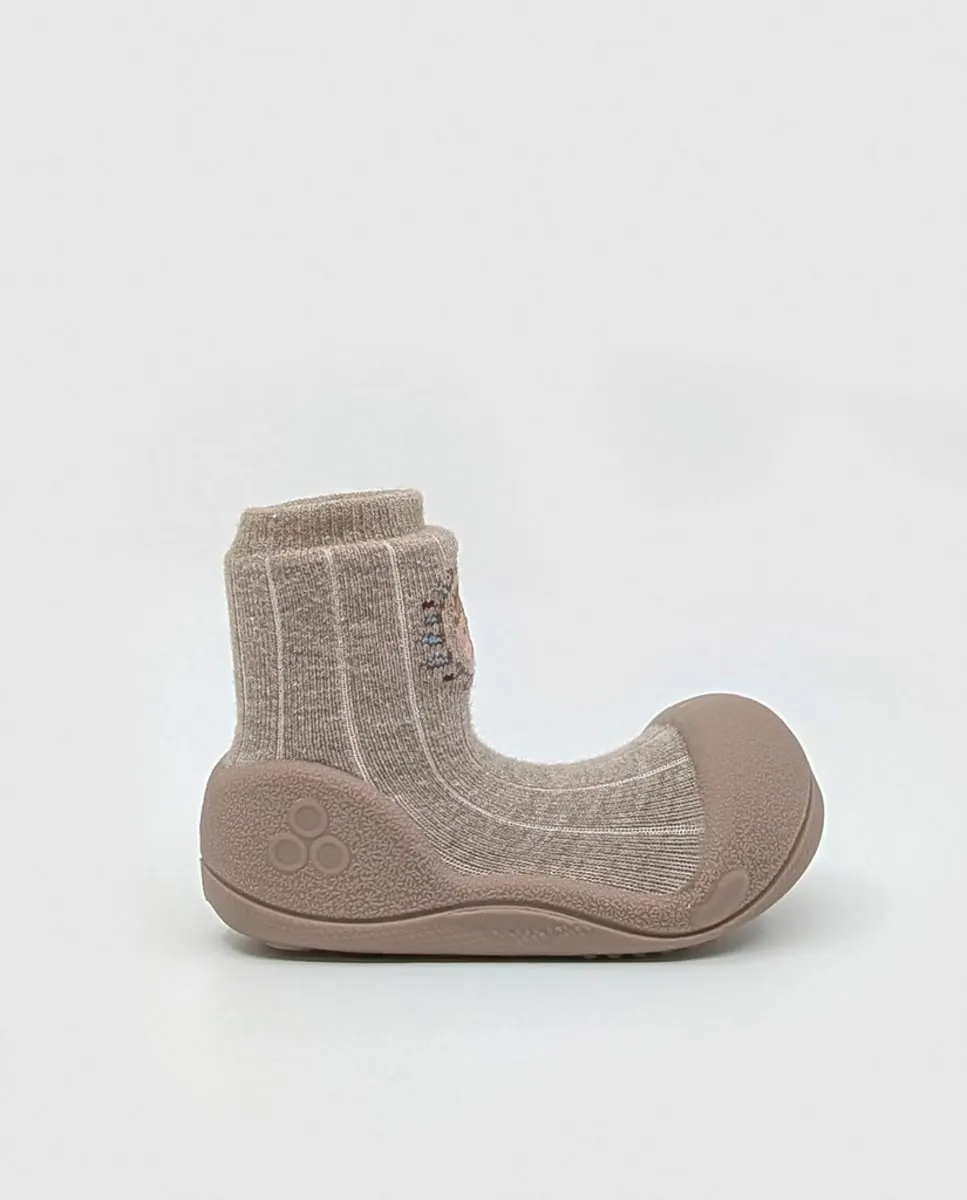 Бежевые детские носочки из хлопка с рисунком лица медвежонка Attipas
Бежевые детские носочки из хлопка с рисунком лица медвежонка Attipas