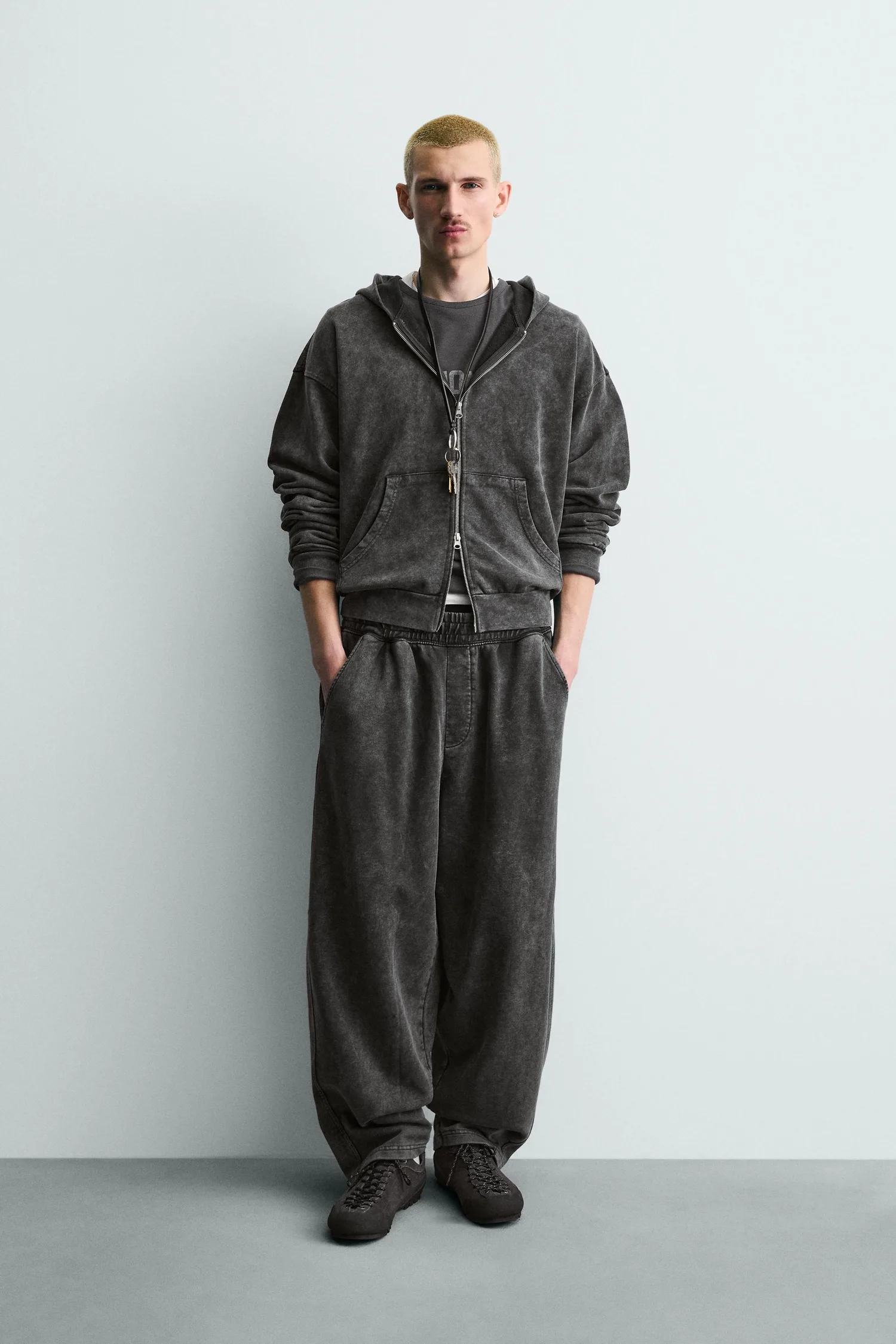 Zara Выстиранная толстовка на молнии
Zara Выстиранная толстовка на молнии