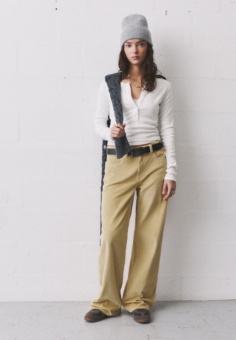 Топ PULL&BEAR WITH BUTTONS, White
Топ PULL&BEAR WITH BUTTONS, White