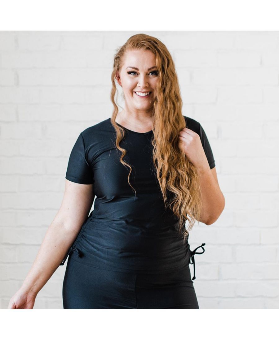 Купальный топ и плавки/бюстгальтер Adele больших размеров с короткими рукавами Calypsa, Black (recycled)
Купальный топ и плавки/бюстгальтер Adele больших размеров с короткими рукавами Calypsa, Black (recycled)