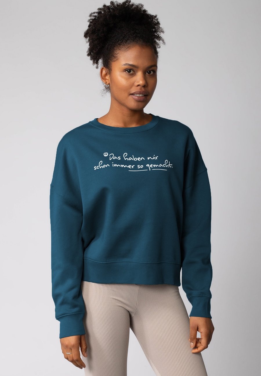Толстовка watapparel DAS HABEN WIR SCHON IMMER SO GEMACHT, Deep Teal/Turquoise, Синий, Толстовка watapparel DAS HABEN WIR SCHON IMMER SO GEMACHT, Deep Teal/Turquoise
Толстовка watapparel DAS HABEN WIR SCHON IMMER SO GEMACHT, Deep Teal/Turquoise, Синий, Толстовка watapparel DAS HABEN WIR SCHON IMMER SO GEMACHT, Deep Teal/Turquoise