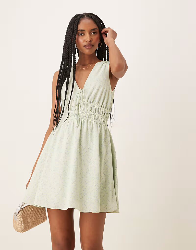 Гламурное мини-платье с рюшами на бретелях в цветочном стиле Glamorous
Гламурное мини-платье с рюшами на бретелях в цветочном стиле Glamorous