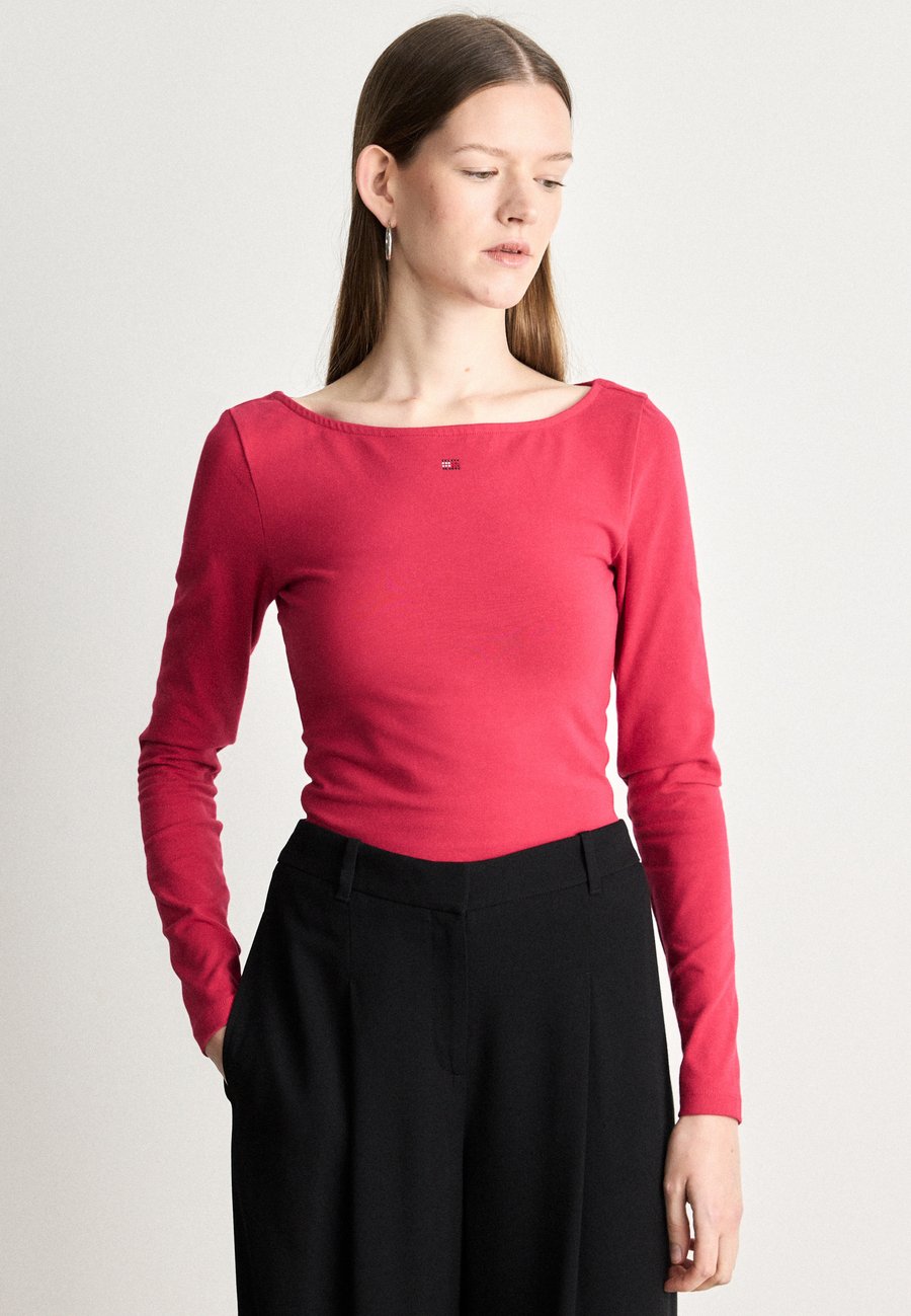 Топ Tommy Jeans SLIM FLAG BLING , Ruby Rhubarb/Red
Топ Tommy Jeans SLIM FLAG BLING , Ruby Rhubarb/Red