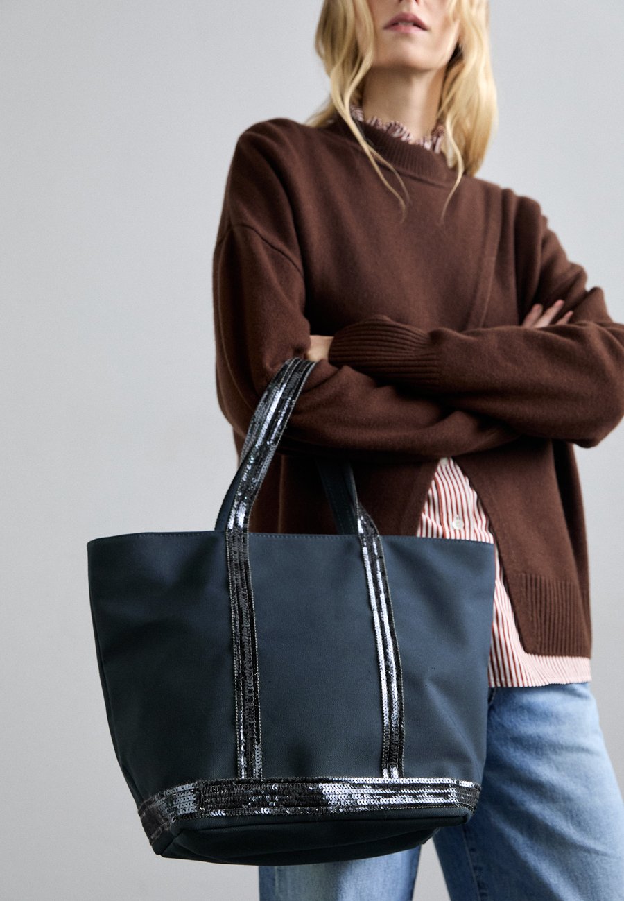 Сумка-шоппер Vanessa Bruno CABAS ZIPPE, Pyrite/Dark Blue
Сумка-шоппер Vanessa Bruno CABAS ZIPPE, Pyrite/Dark Blue