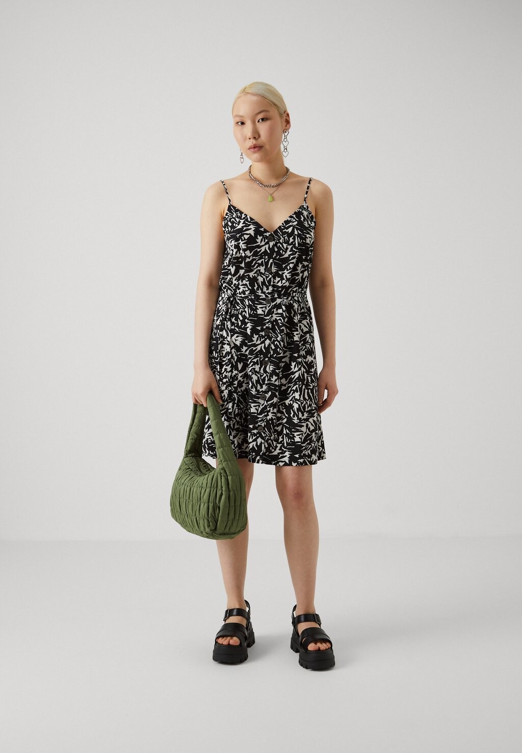 Платье-рубашка Onlnova Life Lux Strap Button Dress ONLY, черное
Платье-рубашка Onlnova Life Lux Strap Button Dress ONLY, черное