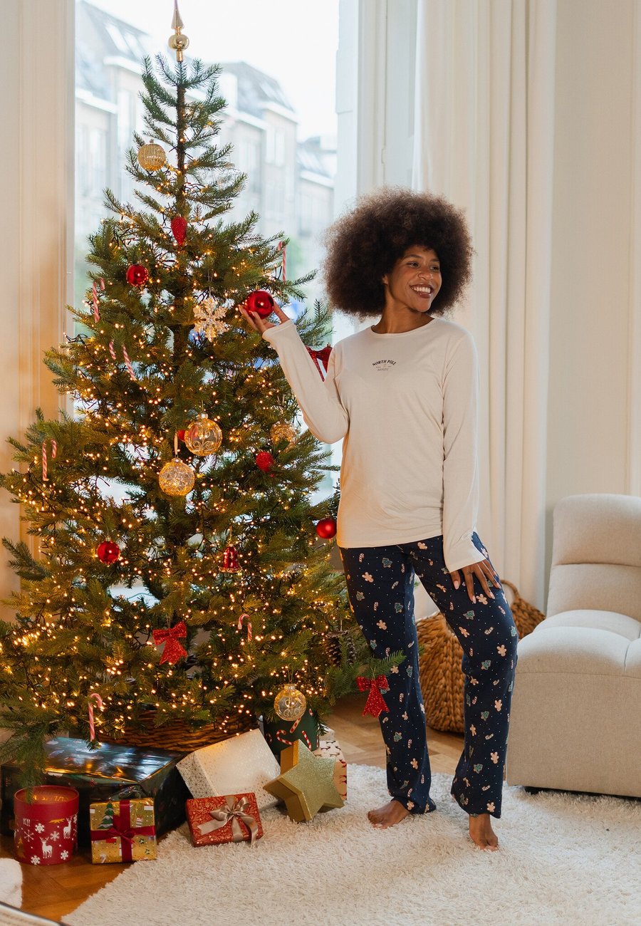 Пижамный комплект Happy Shorts CHRISTMAS SET, Offwhite Navy/Off-White
Пижамный комплект Happy Shorts CHRISTMAS SET, Offwhite Navy/Off-White