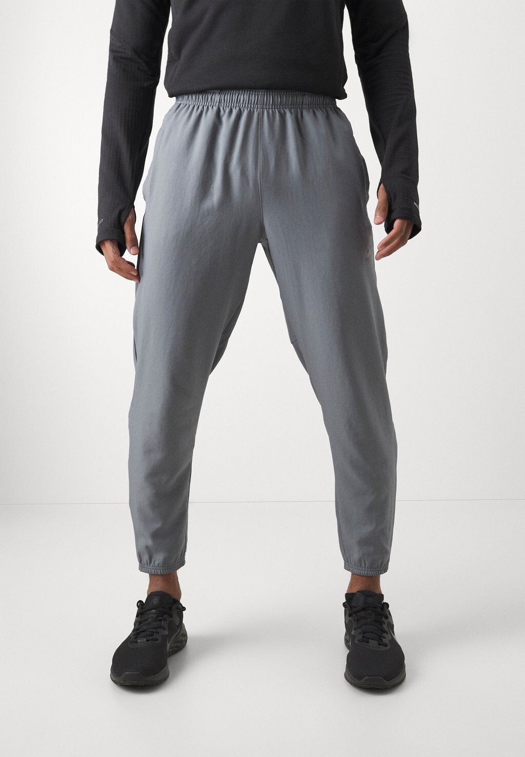 Спортивные брюки Challenger Pant Nike, цвет smoke grey/black/reflective silver
Спортивные брюки Challenger Pant Nike, цвет smoke grey/black/reflective silver