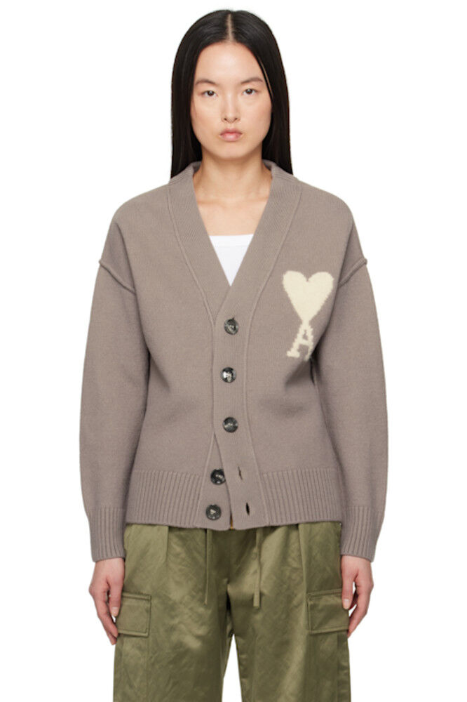 Серо-коричневый шерстяной кардиган Ami de Coeur AMI Paris
Серо-коричневый шерстяной кардиган Ami de Coeur AMI Paris