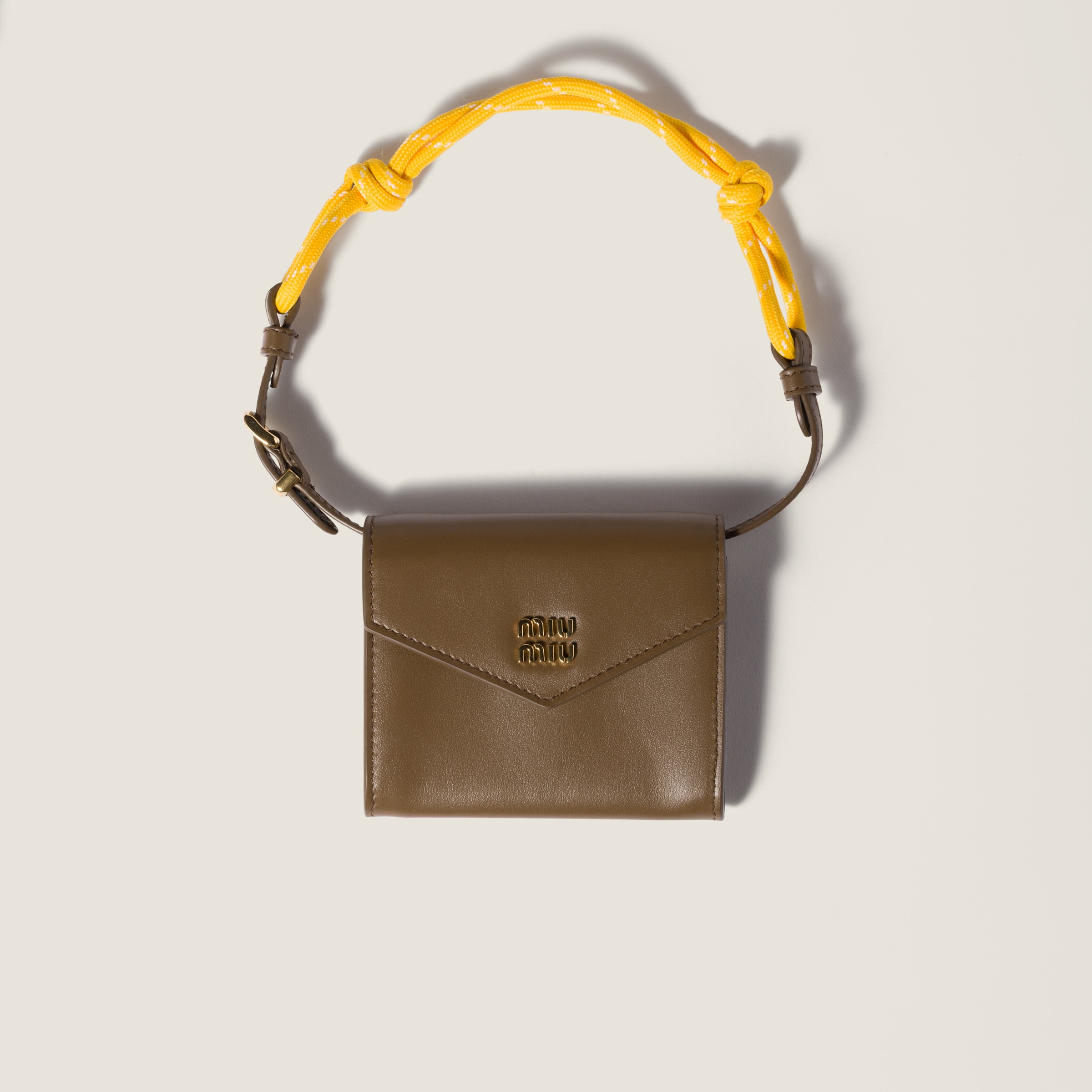 Кожаный кошелек на плечо MIU MIU, зеленый
Кожаный кошелек на плечо MIU MIU, зеленый