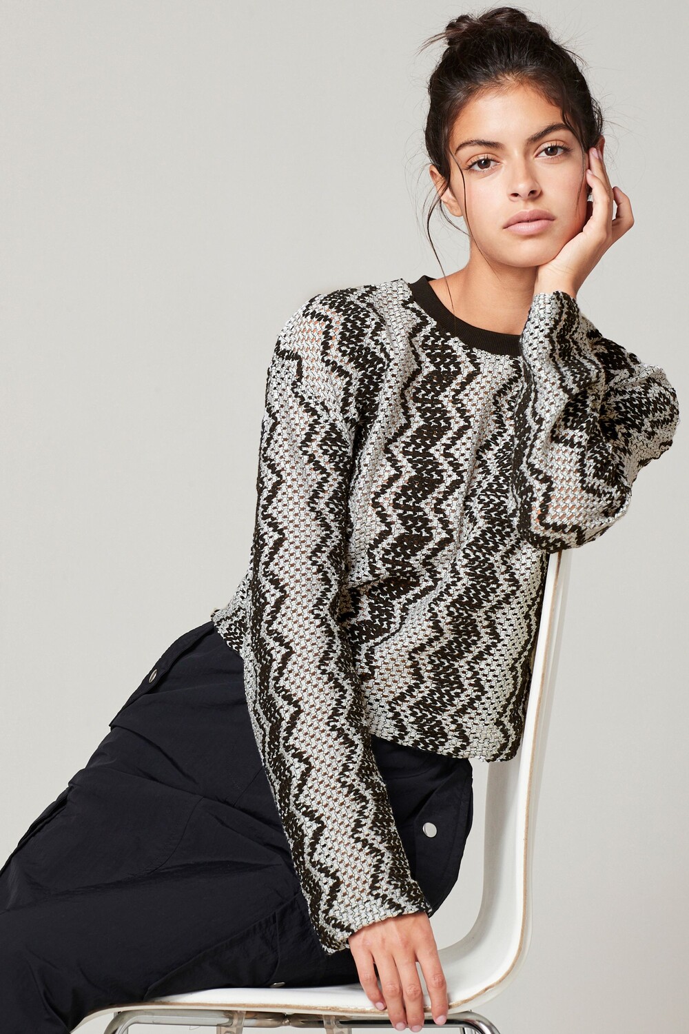 Свитер зигзагом крючком с круглым вырезом Next, черный
Свитер зигзагом крючком с круглым вырезом Next, черный