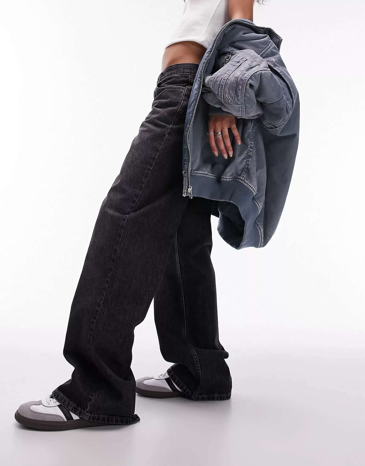 Стираные черные джинсы с низкой посадкой и широкими штанинами Topshop Ember
Стираные черные джинсы с низкой посадкой и широкими штанинами Topshop Ember