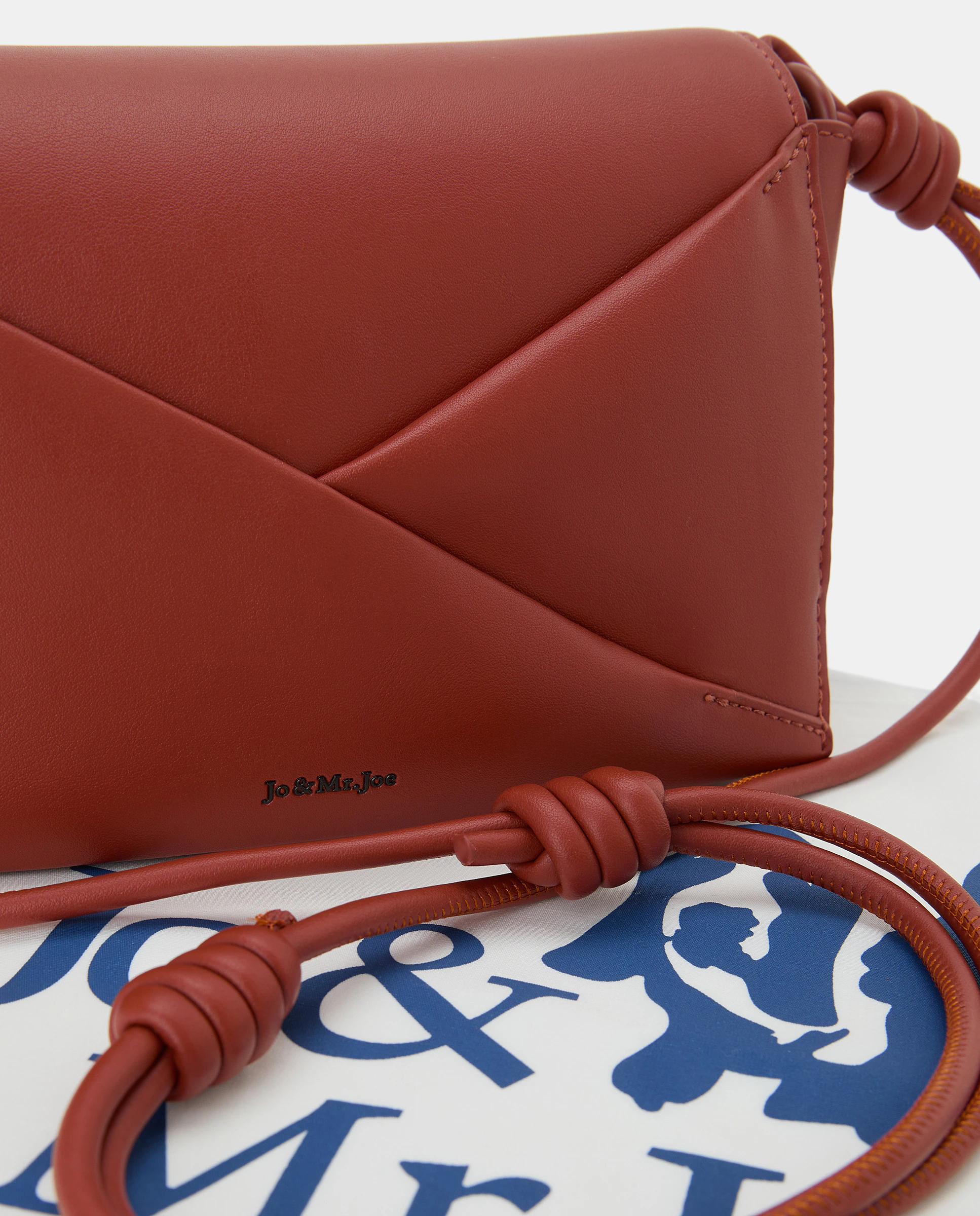 Сумка-бандо с перекрестным дизайном Jo & Mr. Joe, красный
Сумка-бандо с перекрестным дизайном Jo & Mr. Joe, красный