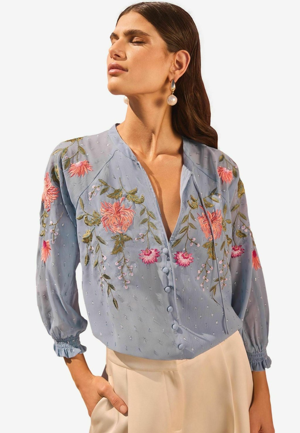 Блуза REGULAR FIT - FLORAL PRINT EMBROIDERED V-NECKLINE 3/4 SLEEVE Love & Roses, синий
Блуза REGULAR FIT - FLORAL PRINT EMBROIDERED V-NECKLINE 3/4 SLEEVE Love & Roses, синий