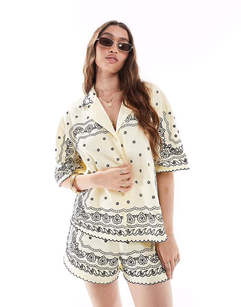 Рубашка Revere с вышитой банданой желтого цвета Asos Design
Рубашка Revere с вышитой банданой желтого цвета Asos Design