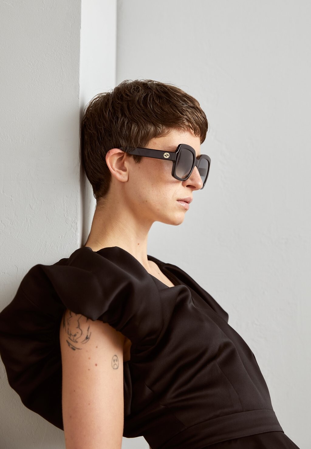 Солнцезащитные очки Gucci, черные
Солнцезащитные очки Gucci, черные