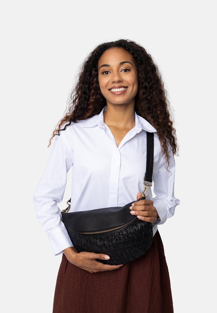 Сумка кросс-боди RE:DESIGNED Cross body bag, Black
Сумка кросс-боди RE:DESIGNED Cross body bag, Black