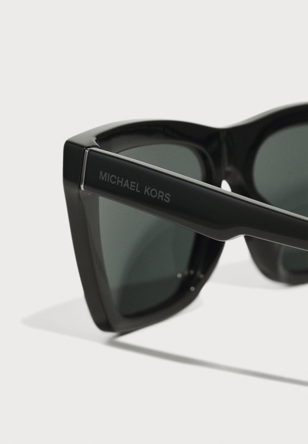 Солнцезащитные очки PEBBLE BEACH Michael Kors, черный
Солнцезащитные очки PEBBLE BEACH Michael Kors, черный