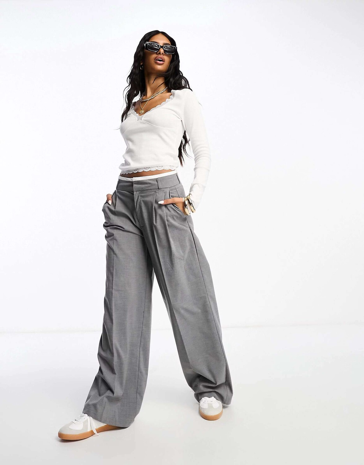 Белый топ с v-образным вырезом и длинными рукавами и кружевной отделкой ASOS
Белый топ с v-образным вырезом и длинными рукавами и кружевной отделкой ASOS