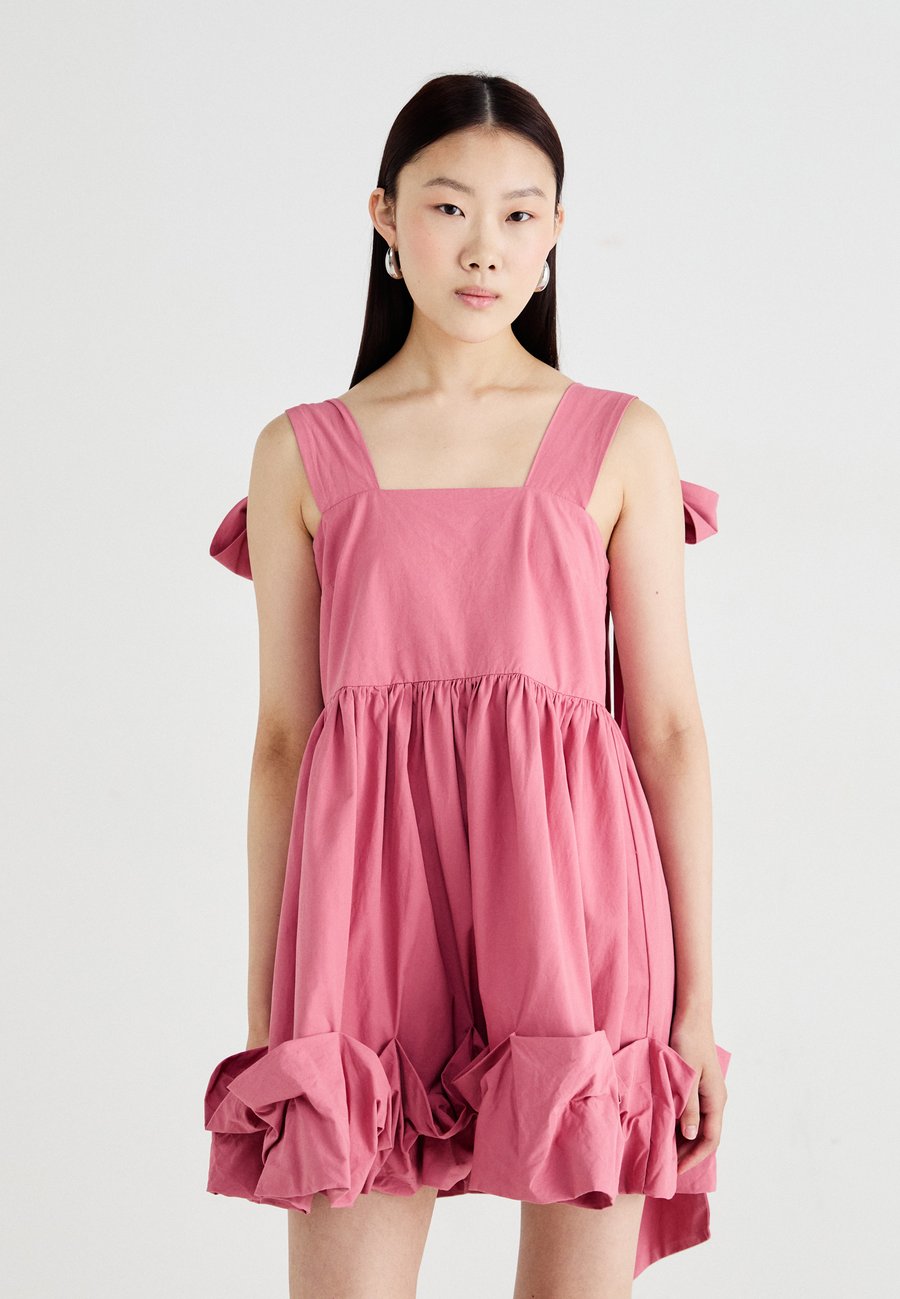 Платье Sister Jane MAGNOLIA RUFFLE MINI DRESS, Pink/Light Pink
Платье Sister Jane MAGNOLIA RUFFLE MINI DRESS, Pink/Light Pink