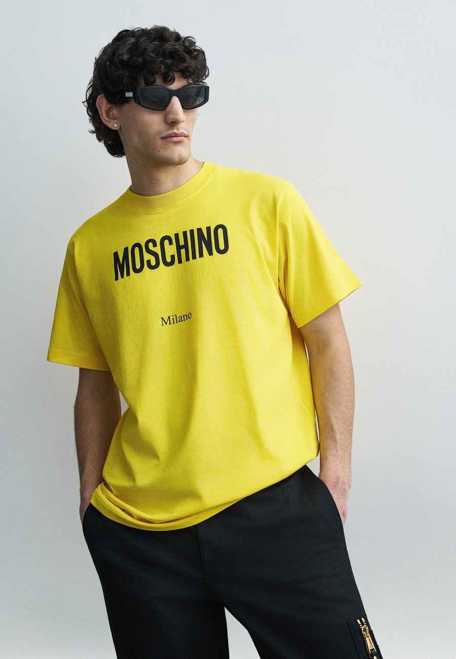 Футболка MOSCHINO Print T-shirt, Fantasia Giallo/Yellow, Желтый, Футболка MOSCHINO Print T-shirt, Fantasia Giallo/Yellow
Футболка MOSCHINO Print T-shirt, Fantasia Giallo/Yellow, Желтый, Футболка MOSCHINO Print T-shirt, Fantasia Giallo/Yellow