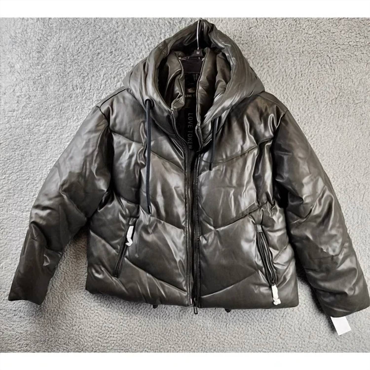 Женская утепленная куртка Leo с капюшоном в оливковом цвете LOVE TOKEN
Женская утепленная куртка Leo с капюшоном в оливковом цвете LOVE TOKEN