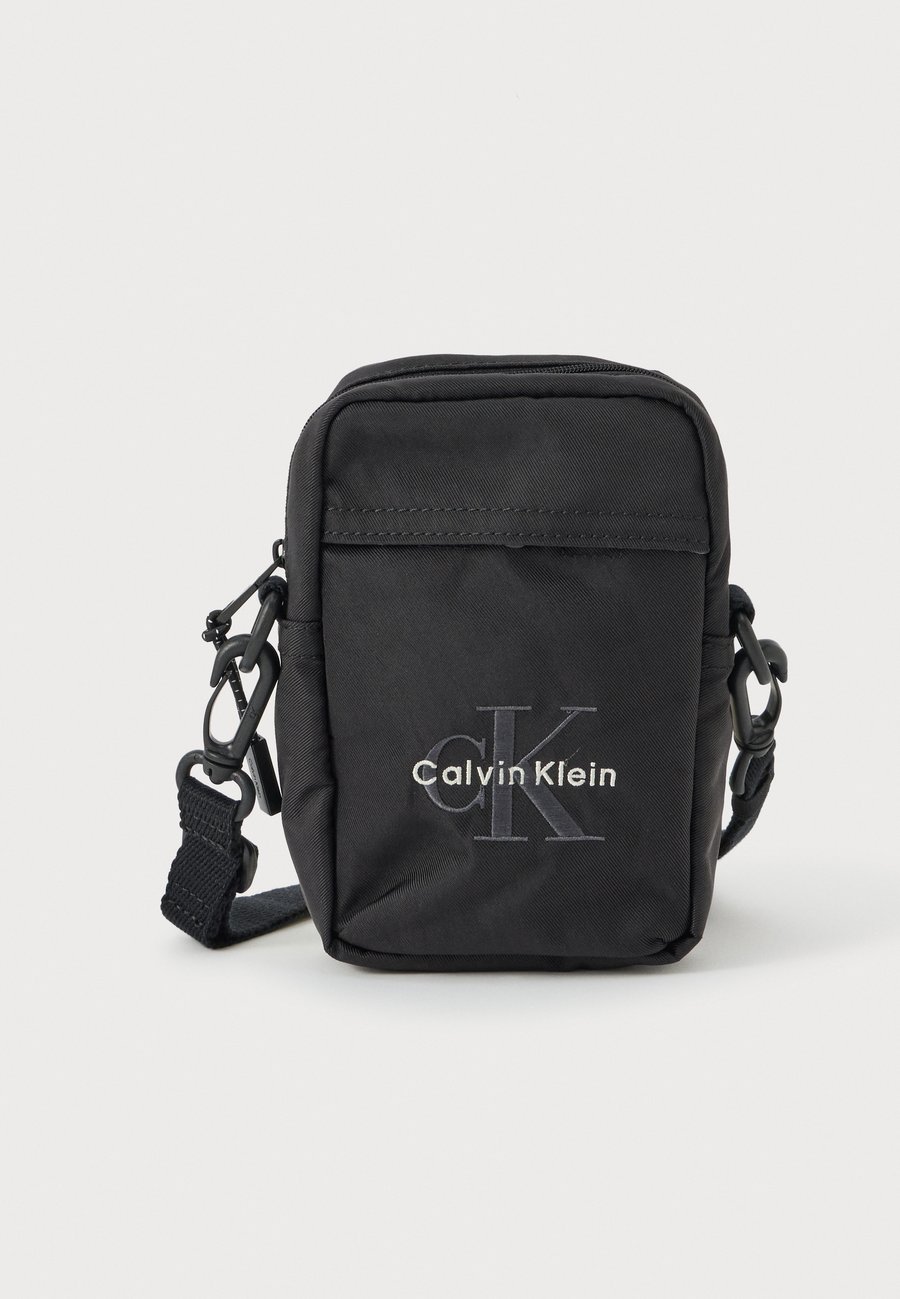 Сумка кросс-боди Calvin Klein BOLD LOGO SLIM REPORTER, Black
Сумка кросс-боди Calvin Klein BOLD LOGO SLIM REPORTER, Black
