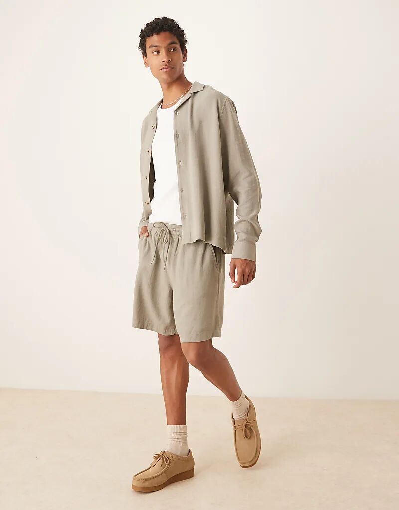 Короткие свободные шорты ASOS DESIGN из льна цвета хаки 
Короткие свободные шорты ASOS DESIGN из льна цвета хаки