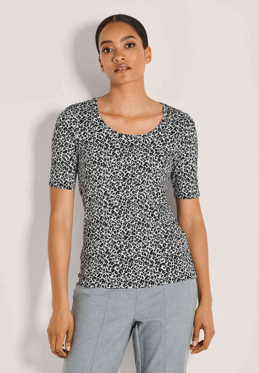 Блуза MADELEINE RUNDHALS MIT UNIKAT-DRUCK, Grey Black/Grey
Блуза MADELEINE RUNDHALS MIT UNIKAT-DRUCK, Grey Black/Grey