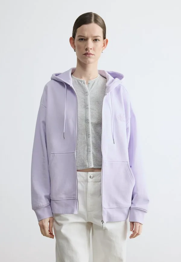 Толстовка на молнии с тисненым монологом Calvin Klein Jeans, Island Lilac, Фиолетовый, Толстовка на молнии с тисненым монологом Calvin Klein Jeans, Island Lilac
Толстовка на молнии с тисненым монологом Calvin Klein Jeans, Island Lilac, Фиолетовый, Толстовка на молнии с тисненым монологом Calvin Klein Jeans, Island Lilac