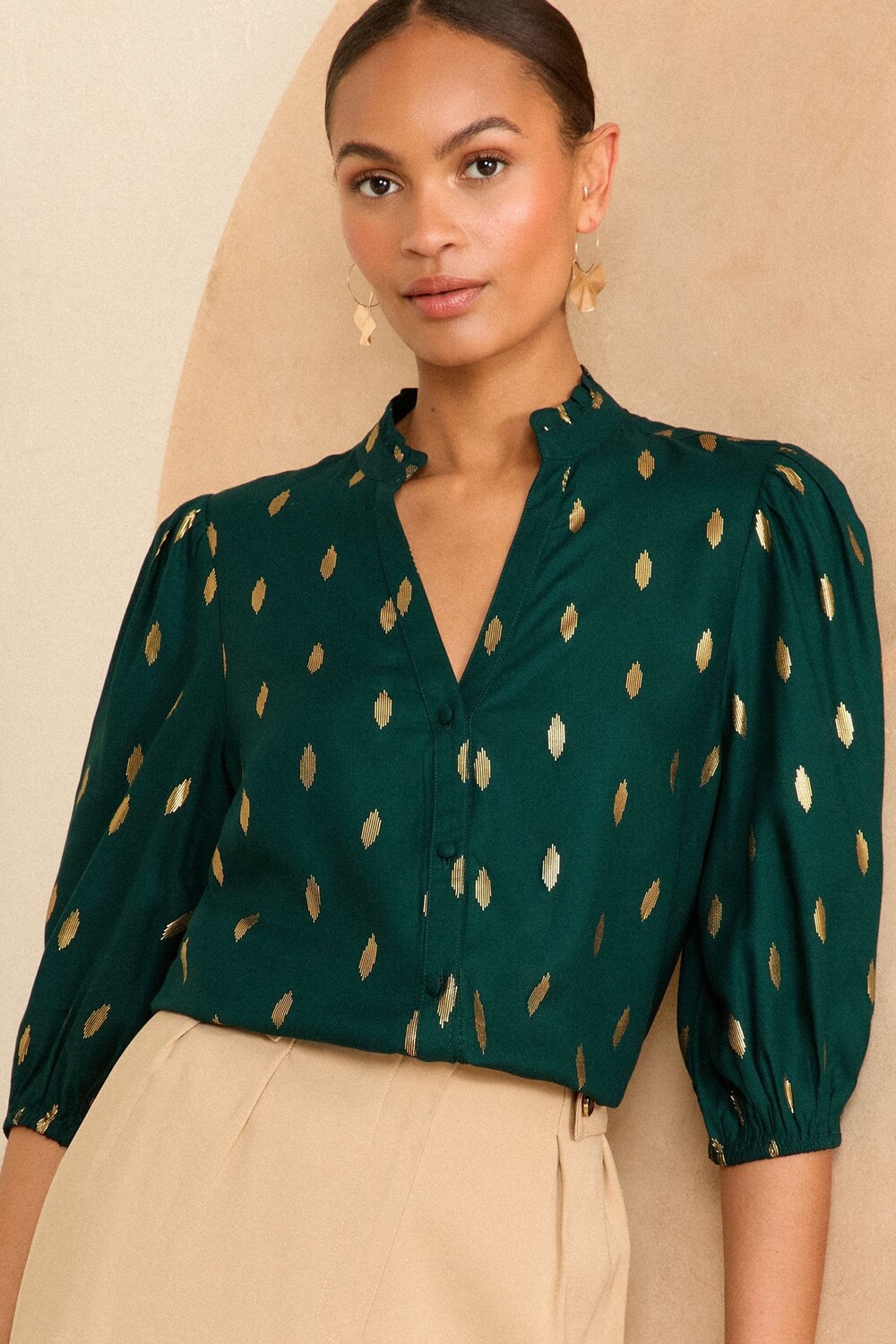 Блузка с v образным вырезом, рукавом 3/4, застежкой на пуговицы Love & Roses, зеленый
Блузка с v образным вырезом, рукавом 3/4, застежкой на пуговицы Love & Roses, зеленый