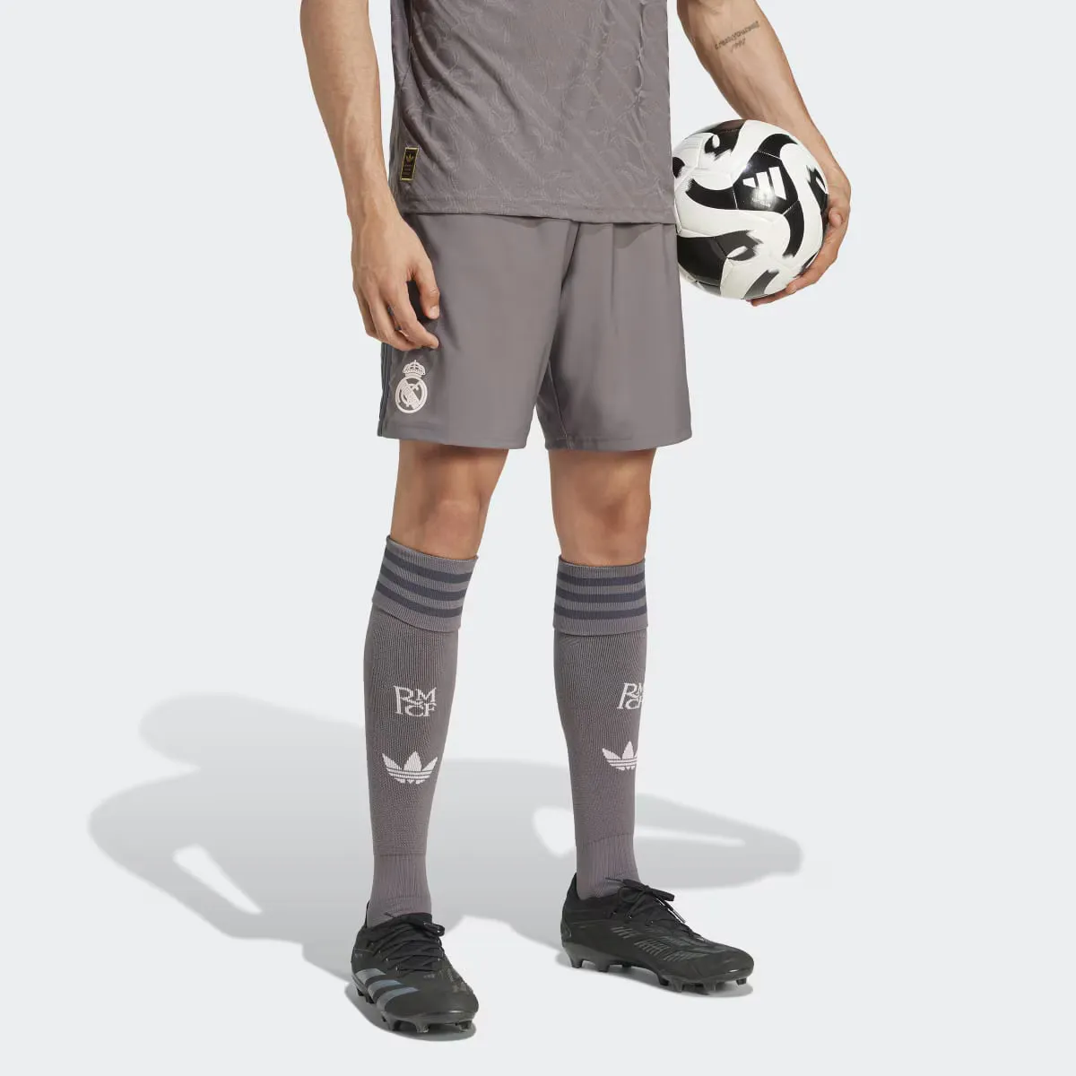 Мужские шорты 3-й комплект Реал Мадрид 24/25 Authentic Adidas, серый
Мужские шорты 3-й комплект Реал Мадрид 24/25 Authentic Adidas, серый