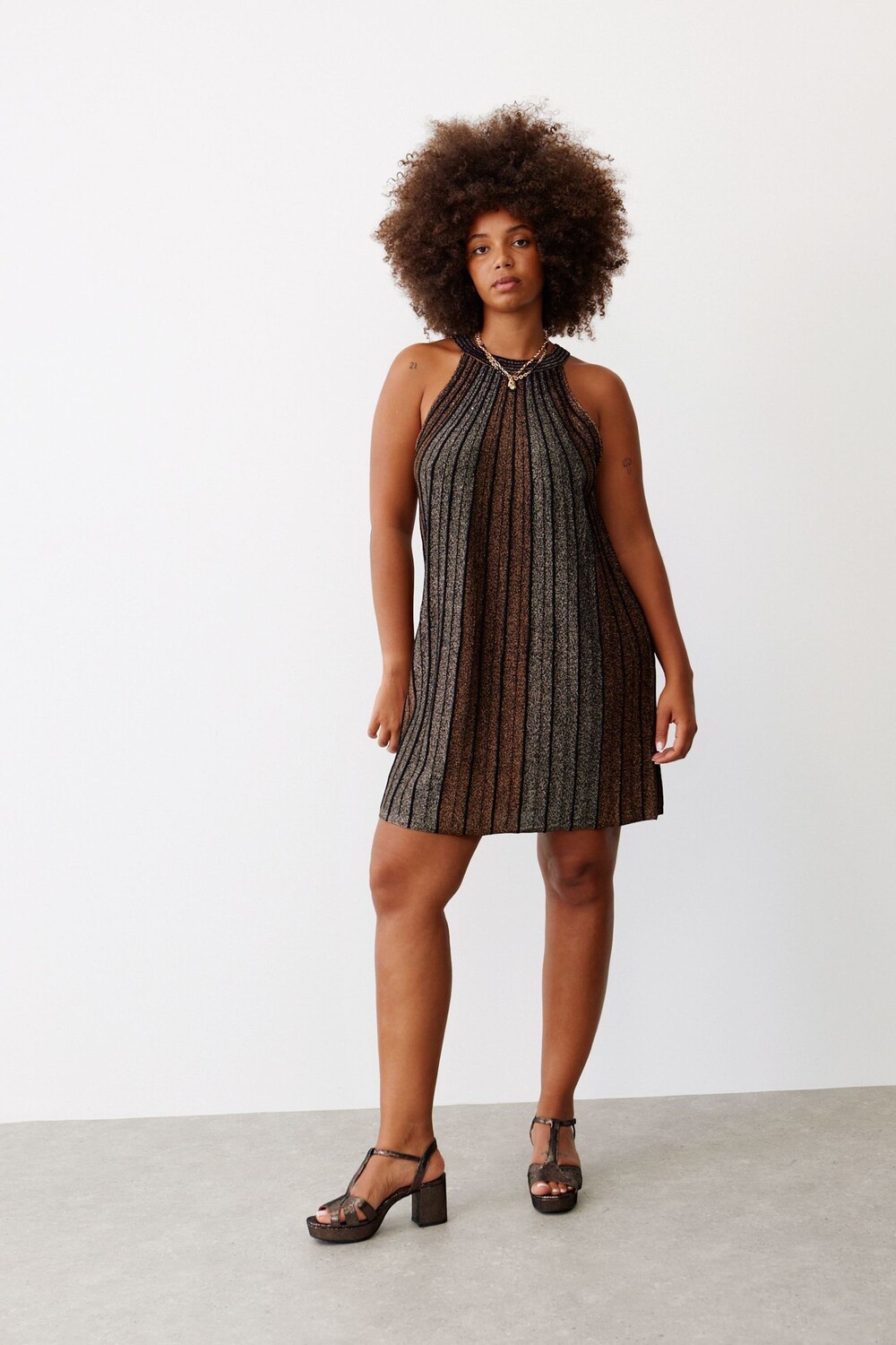 Медное платье-трапеция с воротником-хомутом в блестящую полоску Oliver Bonas, черный
Медное платье-трапеция с воротником-хомутом в блестящую полоску Oliver Bonas, черный