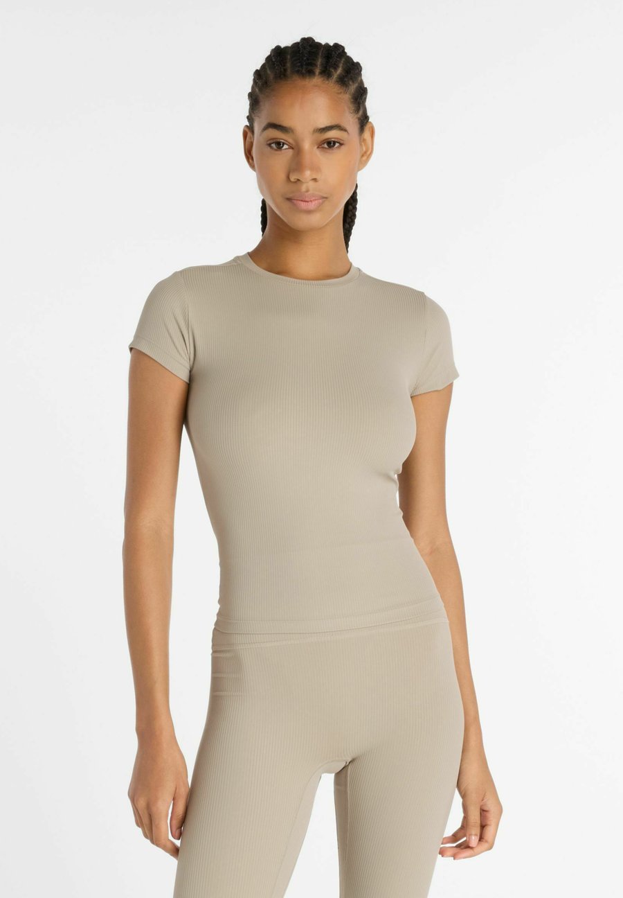 Футболка New Balance FITTED, Arid Stone/Beige
Футболка New Balance FITTED, Arid Stone/Beige