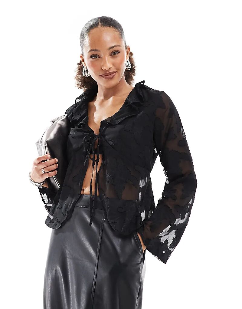 Прозрачный топ с завязками спереди и вышитыми деталями черного цвета ONLY
Прозрачный топ с завязками спереди и вышитыми деталями черного цвета ONLY